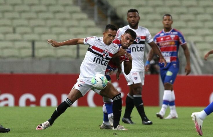 Ponto fraco do São Paulo: O Tricolor vem vacilando nas saídas de bola. Contra o Corinthians, o gol do rival saiu em passe errado de Reinaldo no começo da construção de ataque são-paulino. Volpi, quando pressionado, também pode se complicar.