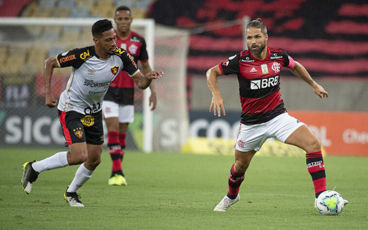 SPORT | SOBE: Como era previsto, o Sport foi ao Maracanã com a missão travar o ímpeto do Flamengo, com linhas baixas e marcação agressiva, com dobras ao homem da bola, para evitar que o time de Domènec Torrent furasse o bloqueio - fosse por dentro ou pelos flancos. E a estratégia antes do intervalo surtiu efeito, inclusive criando situações de perigo no ataque. Neste cenário, Thiago Neves fez uma boa partida, no geral. /  DESCE: Jair Ventura teve que se desfazer a primeira linha de defesa, já que Sander deixou o jogo no intervalo, se queixando de dores - assim como Thiago Neves, na etapa final. A alteração teve o seu resultado negativo logo nos primeiros lances do segundo tempo. O primeiro gol foi originado por ali. Mas a falta de inspiração para desafogar e sair da defesa fez com que o Leão sucumbisse à pressão flamenguista no decorrer do confronto.