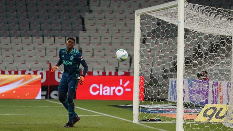 1º - Disparado na primeira colocação, o goleiro Hugo Souza (21 anos), o Neneca, do Flamengo, recebeu o total de 102 pontos. Ele foi lembrado por todos os 23 votantes, 14 vezes na primeira colocação. São nove jogos disputados e uma média de 3,2 defesas por partida (71%).