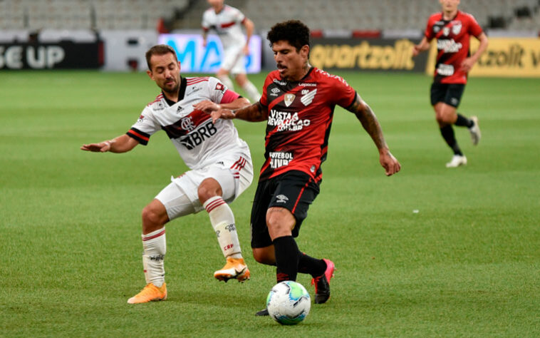 O Athletico-PR levou um 3 a 0 do Flamengo na Supercopa do Brasil, em fevereiro, depois perdeu por 4 a 0 do rival Coritiba no Paranaense, em março. 