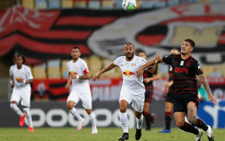 RED BULL BRAGANTINO / SOBE: O Red Bull Bragantino esteve bem postado e se mostrou um visitante indigesto esta noite. No primeiro tempo, chegou a finalizar mais que os mandantes. No segundo, fez gol logo depois da saída de bola. Rendimento era animador. / DESCE: Depois de abrir o marcador, o Red Bull Bragantino abriu mão do contragolpe em diversas ocasiões que pareciam promissoras. Levou o gol de empate e flertou com a derrota de virada, sem ameaçar Hugo Souza.