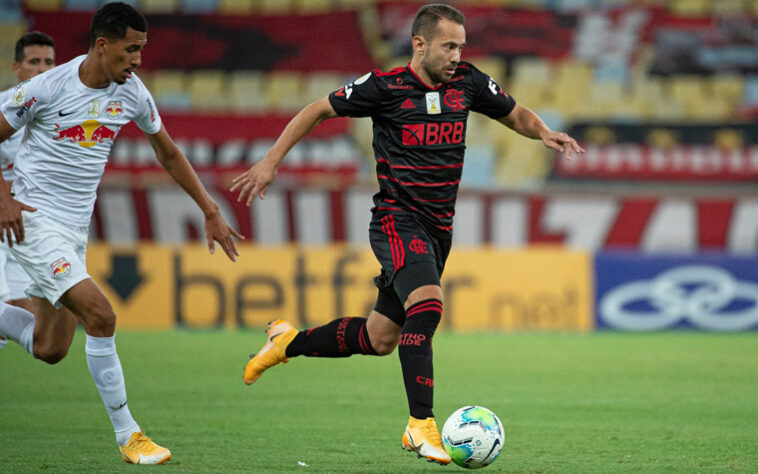 Everton Ribeiro - 216 jogos (128V/49E/39D)