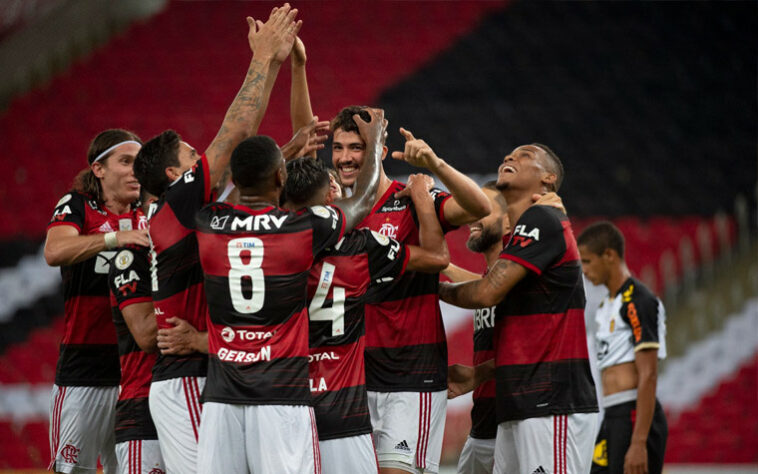 18. Harmonia no vestiário - Muito se falou de formação de 'panelas', mas o elenco do Flamengo se mostrou muito unido na reta final do Brasileirão com várias comemorações em conjunto.