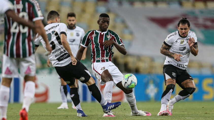 CEARÁ - Sobe: o meia Vina participou das principais jogadas do Vozão, tendo inclusive cobrado o escanteio que originou o gol de empate no primeiro tempo. Depois, foi coroado com um golaço. O atacante Léo Chú também foi importante, atuando pelo lado esquerdo. DESCE: improvisado na lateral direita, Fabinho deixou a desejar. No início do jogo, quase deu um gol de presente para Fred.