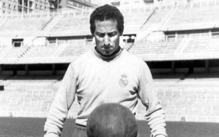 Paco Gento (atacante): 551 jogos pelo Real Madrid