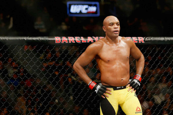 Aos 45 anos, Anderson Silva se despediu dos octógonos neste sábado, 31 de outubro. Detentor do reinado mais longo entre todos os campeões do UFC (2457 dias no topo dos pesos médios), o lutador brasileiro enfrentou o jamaicano Uriah Hall, em Las Vegas (EUA), em sua luta final. Em homenagem, listamos as 10 maiores lutas do Spider no UFC. Veja em ordem decrescente (Por Redação do LANCE!)