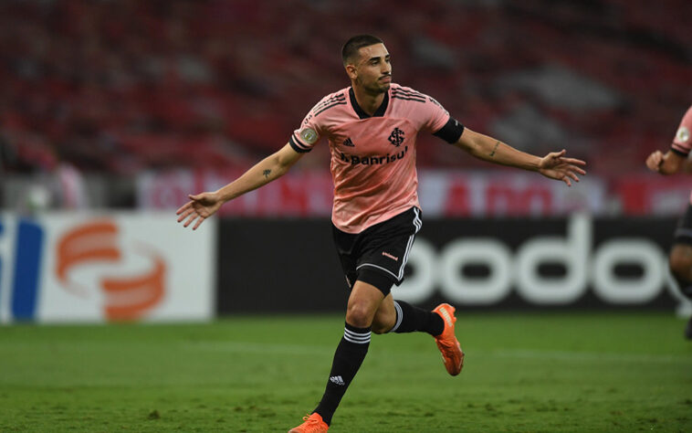 Internacional | SOBE - Craque da competição, Galhardo participou ativamente do ataque colorado e aumentou suas estatísticas: fez seu 14º gol e deu a 5ª assistência. | DESCE - Na etapa final, o ritmo da equipe caiu e o Inter passou a deixar o Vasco controlar a posse de bola. Victor Cuesta recebeu amarelo e irá desfalcar o Colorado diante do Flamengo, na próxima rodada,