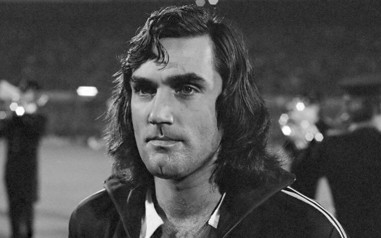 Vida de George Best: De acordo com a IA,  George Best teve uma vida marcada por problemas com álcool, festas e relacionamentos tumultuados, gerando muita atenção da mídia.