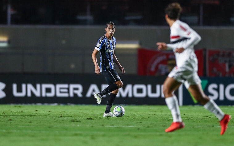 PEDRO GEROMEL - Grêmio (C$ 10,89) - De volta após uma longa ausência no Brasileirão, fez 7.50 pontos contra o SPFC, mesmo levando cartão amarelo. Um dos melhores zagueiros da história do Cartola graças aos seus desarmes, é presença garantida no time da maioria dos cartoleiros, quando tem presença confirmada.