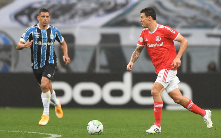 Atualmente, Grêmio e Inter compartilham a marca Vero, que pertence ao Banrisul, e está estampada na manga da camisa dos rivais de Porto Alegre.