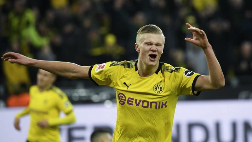 ESQUENTOU - O atacante Erling Haaland, destaque do Borussia Dortmund, possui um acordo verbal para facilitar sua saída do clube alemão em 2022, revelou o jornal “As”. Com isso, não há uma cláusula de rescisão contratual pelo jogador. Ainda assim, a imprensa espanhola vê o Real Madrid bem posicionado para adquirir o atleta no futuro.