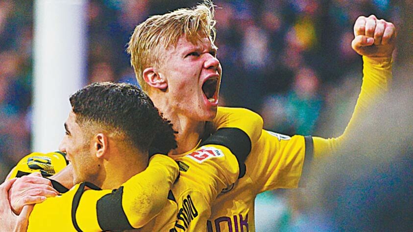 ESQUENTOU - O Manchester City se adiantou em relação aos rivais na busca pela contratação de Haaland na próxima temporada. Segundo o "The Times", o clube inglês marcou uma reunião com Mino Raiola, empresário do centroavante, com o objetivo de apresentar uma proposta pela contratação do norueguês em janeiro.   Apesar do atacante ter contrato com o Borussia Dortmund até 2024, o jovem de 21 anos possui uma cláusula de rescisão contratual estipulada em 75 milhões de euros (R$ 478 milhões) a partir da janela de transferências do verão europeu de 2022.