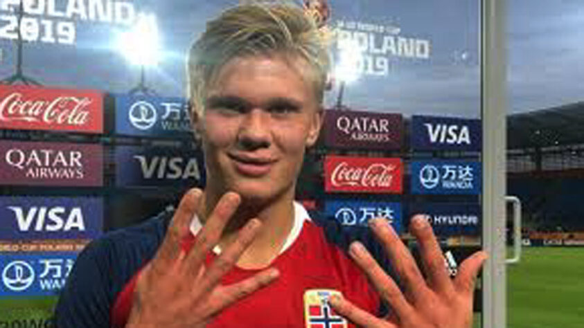 Haaland conseguiu um grande feito também na seleção norueguesa. É o primeiro jogador da história a marcar nove gols com a camisa de uma seleção. O feito foi no Mundial Sub-20 de 2019. Ele atingiu a marca na goleada de 12 a 0 sobre Honduras.