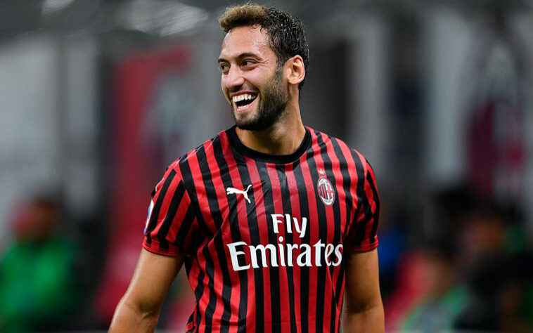 ESQUENTOU - O agente de Calhanoglu teve uma reunião com os dirigentes do Milan para tratar da renovação do contrato do meia.