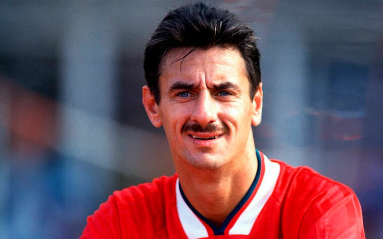 Ian Rush: O maior artilheiro da história do Liverpool nunca disputou uma Copa do Mundo pelo mesmo motivo que Best, não tinha a qualidade necessária na seleção de País de Gales para que chegasse a uma Copa, assim o goleador da década de 80 e 90, não conseguiu jogar uma partida de Mundial na sua carreira.