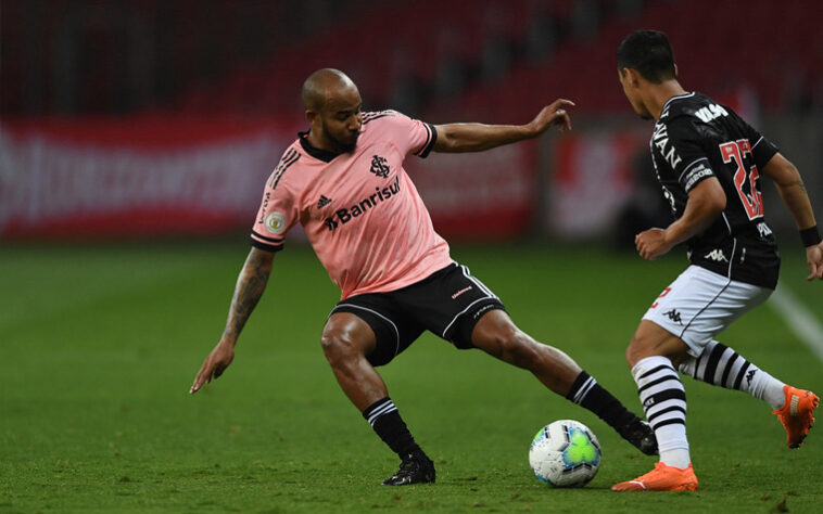 Sob os olhos do novo treinador Ricardo Sá Pinto, o Vasco não teve boa atuação e chegou ao oitavo jogo sem vencer. Neste domingo, no Beira-Rio, o Cruz-Maltino foi derrotado pelo Internacional, por 2 a 0, e pode terminar a rodada na 15ª posição. Confira as notas do Lance! (Por Lucas Pessôa - lucaspessoa@lancenet.com.br)