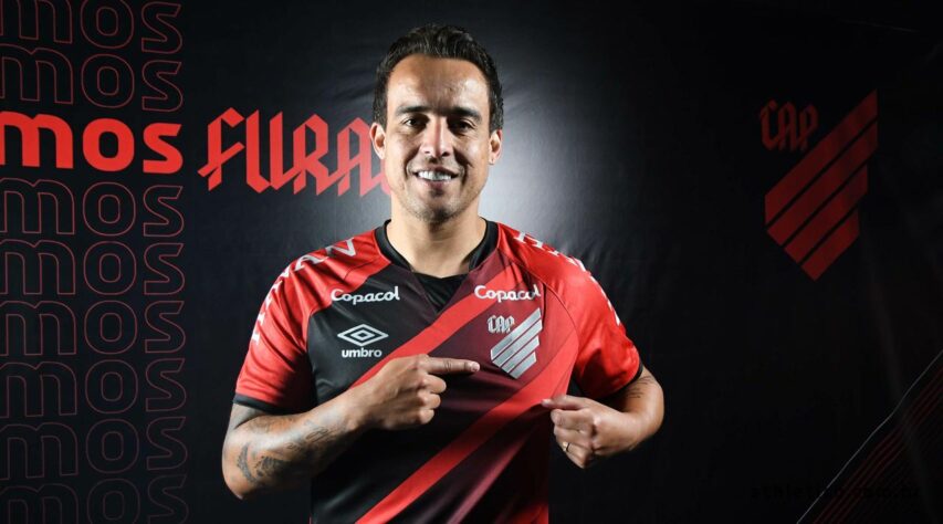 Sem jogar desde 2019, Jadson assinou contrato com o Athletico-PR até maio de 2021. O meia teve uma passagem pelo Furacão em 2004, quando foi vice-campeão brasileiro.
