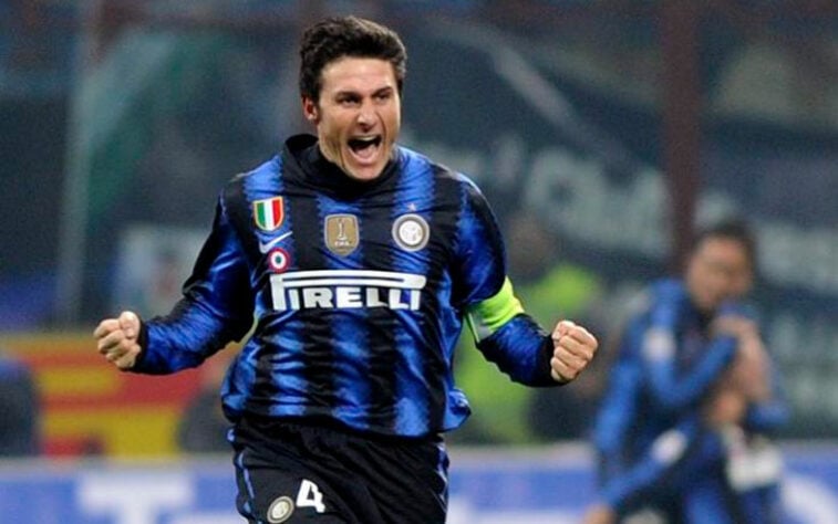Já a camisa 4 da Internazionale de Milão é aposentada por conta de Javier Zanetti, argentino que atuou no clube italiano entre 1995 a 2014.