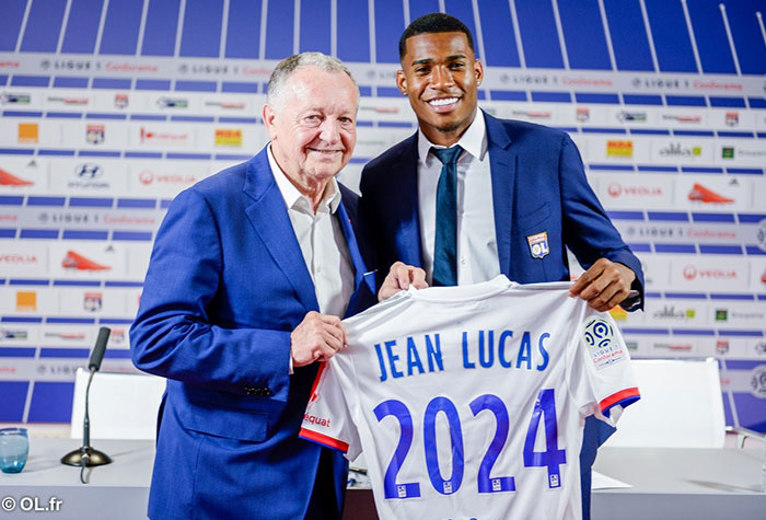 O volante Jean Lucas integra o atual elenco do Lyon. Mas não está entre os destaques do grupo. Tanto que já existiram rumores sobre uma possível volta ao Brasil. Ele tem 22 anos e foi revelado no Flamengo, tendo passagem pelo Santos. 