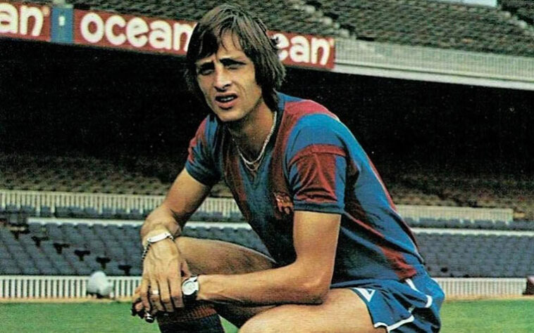 Bônus! O craque holandês Johan Cruyff, que ficou conhecido por usar a camisa 14, vestiu a camisa 9 quando atuou no clube catalão na década de 1970.