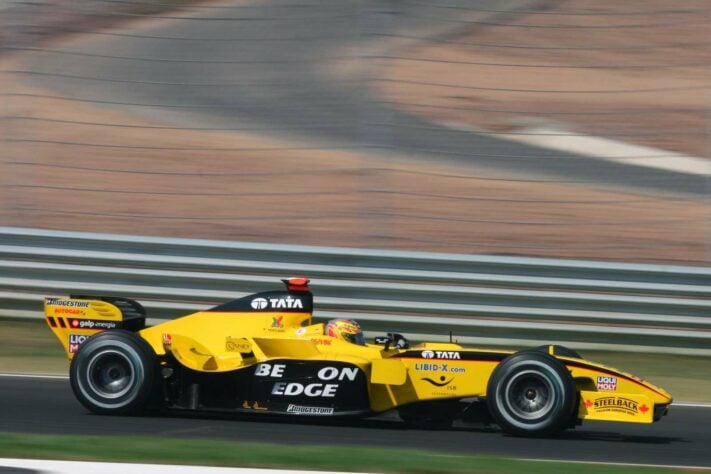 A partir do GP da Itália, 15ª etapa de 2005, a Jordan introduziu novidades no EJ15B. O modelo, porém, não rendeu resultados expressivos e a equipe virou Midland no ano seguinte 