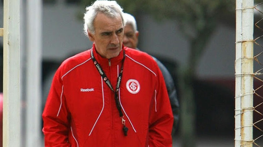 Jorge Fossati chegou ao Internacional em 2010 para tentar buscar o Bi da Libertadores, porém com uma série de resultados negativos, foi demitido pela diretoria, apesar de deixar o time na semifinal do torneio continental e ter um aproveitamento maior que 60%.