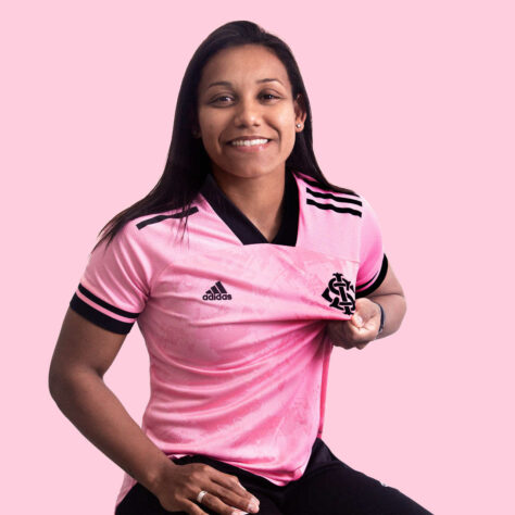 Ju Ferreira, jogadora do Internacional, também posou com a camisa.