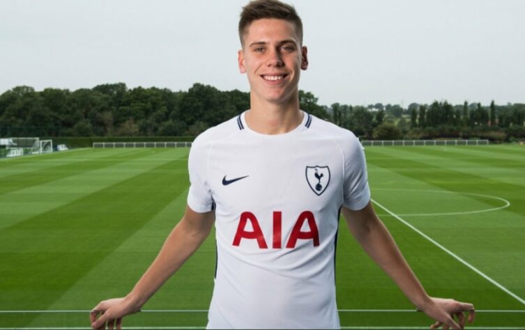 Juan Foyth é um defensor argentino de 22 anos que atualmente está jogando emprestado ao Villarreal. Ele é do Tottenham, com contrato até junho de 2021. Seu valor de mercado é de 13 milhões de euros (R$ 85 milhões na cotação atual) e já atuou na seleção principal da Argentina.