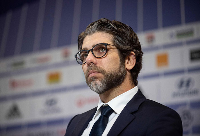 FECHADO - Juninho Pernambucano, diretor esportivo do Lyon, irá deixar o clube francês em janeiro, segundo o "GE". O ex-jogador e ídolo da entidade tem a intenção de descansar do futebol após dois anos e meio atuando na função de dirigente, mas sem grandes feitos.