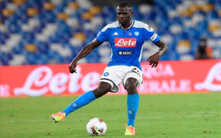 ESQUENTOU - De acordo com a "Gazzetta dello Sport", a Napoli deve aceitar uma proposta de 50 milhões de euros pelo zagueiro Koulibaly.