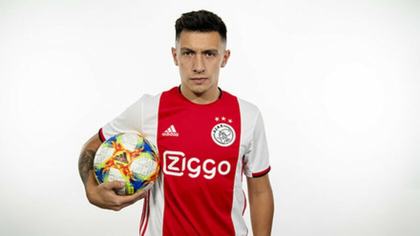 Lisandro Martínez, de 22 anos, é jogador do Ajax desde 2019 e tem contrato com a equipe até 2023. Com valor atual de 20 milhões de euros (R$ 130,8 milhões), ele iniciou sua carreira no Newell's Old Boys e já passou por Defensa y Justicia.