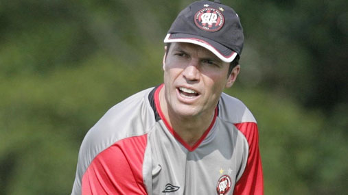Lothar Matthaüs chegou ao Athletico Paranaense em 2006 e ficou apenas dois meses no cargo até pedir demissão. Em oito jogos a frente do time paranaense, foram seis vitórias e dois empates.