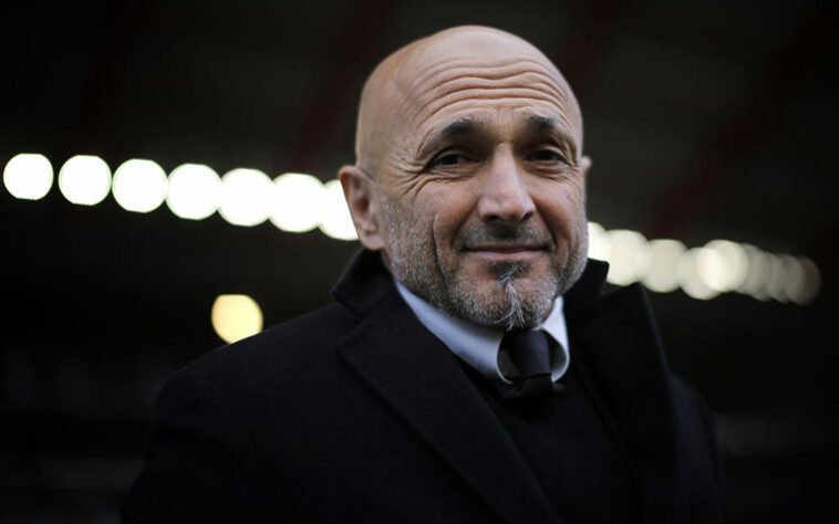 FECHADO - O Napoli anunciou oficialmente a contratação do seu novo treinador. Trata-se do italiano Luciano Spalletti, de 62 anos. O profissional já passou por clubes como Zenit, Sampdoria, Udinese, Roma e Inter de Milão, equipe pela qual fez seu último trabalho, em 2019. Spalletti chega para substituir Gennaro Gattuso, que deixou o time de Nápoles para comandar a Fiorentina na próxima temporada.