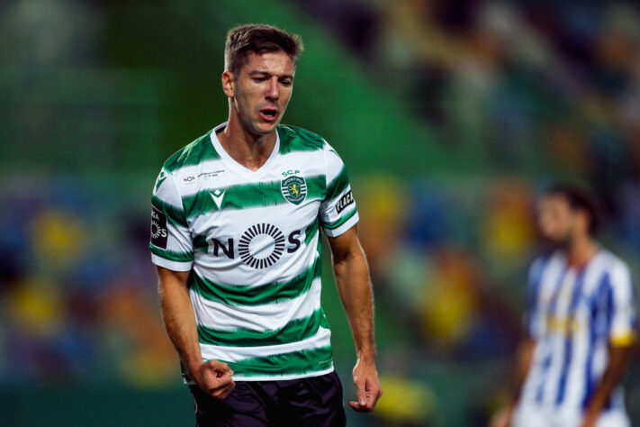 ESQUENTOU - Luciano Vietto, atacante do Sporting, está próximo de acertar sua transferência para o Al-Hilal, da Árabia Saudita, segundo o jornal "A Bola". Os Leões devem aceitar uma oferta de cerca de oito milhões de euros (R$ 54 milhões) por 75% dos direitos do argentino. O atleta deve ter um salário anual líquido de quatro milhões de euros (R$ 26 milhões) por cada uma das próximas três temporadas.