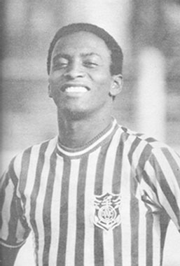 Feijão chegou a jogar com Pelé no Santos e teve sucesso, mas tudo mudou quando ele quebrou a perna e rompeu ligamentos jogando pelo Belenenses, de Portugal, enquanto negociava sua ida ao futebol espanhol. Voltou ao Brasil em 1974 e abriu a "Feijão Despachantes", em São Paulo.. Veio a falecer m 2011, com 64 anos, por causa de uma pneumonia.