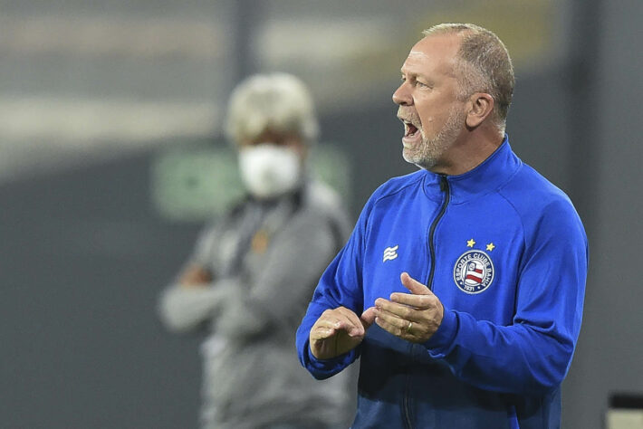 O técnico Mano Menezes não começou muito bem no Bahia, mas agora está com uma sequência de quatro vitórias nos últimos cinco jogos. Por conta disso, ele pulou uma posição no ranking de treinadores que mais venceram na era dos pontos corridos do Campeonato Brasileiro, ou seja, de 2003 a 2020. Confira a seguir quais são os 11 primeiros colocados, em ordem crescente!