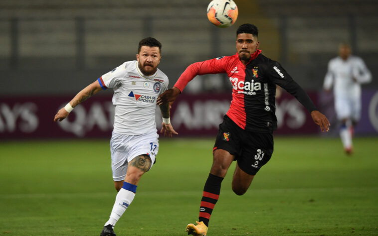 FECHADO! - O Bahia optou pela renovação automática do contrato do atacante Rossi, de acordo com o "Bahia Notícias". Peça chave do time, o jogador disputará, então, a Série B pelo Esquadrão na próxima temporada.