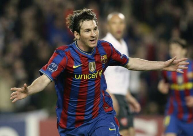 Já somando números impressionantes, na temporada 2009/10, Messi conquistou a La Liga pela terceira vez e foi o artilheiro da competição com 34 gols em 35 partidas, além de 10 assistências no mesmo período.