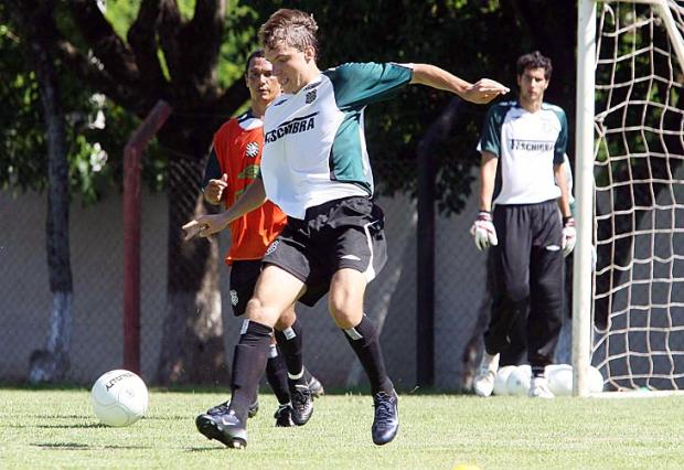 Michel Schmöller (Figueirense): o volante catarinense fez a sua estreia no time profissional com apenas 16 anos e nove meses, rodando por outros clubes da região Sul do Brasil, até chegar ao Pelotas, clube que defende atualmente.
