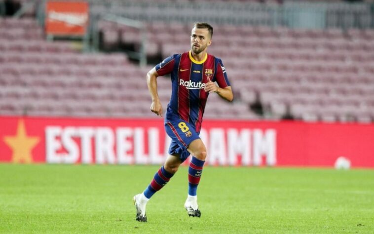 ESQUENTOU - O meio-campista bósnio Miralem Pjanic não encontra uma situação agradável no Barcelona neste início da janela de transferências. O jogador atuou pouco pelo clube catalão e, embora custe muito no caixa da equipe, enfrenta dificuldades para deixá-lo e assinar com a Juventus. A operação para a saída e Miralem Pjanic para a Juventus, porém, é considerada difícil. O Barcelona sairia no prejuízo caso emprestasse o jogador para o time italiano, e uma transferência por mais de 60 milhões de euros é improvável.