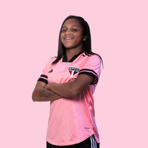 Miriam Cristina, jogadora do São Paulo, também posou com a camisa.