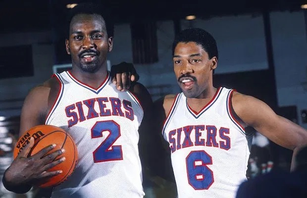 7- Philadelphia 76ers (três títulos): O Sixers possui o segundo maior jejum da lista, com 37 anos desde a última conquista, que ocorreu em 1983, comandada pela dupla Julius Erving e Moses Malone. Nos anos 60, Wilt Chamberlain encerrou uma sequência de oito triunfos seguidos do Boston Celtics e trouxe o primeiro título para a franquia em Philadelphia. Isso porque o primeiro troféu foi levantado quando a franquia ainda era de San Francisco, na década de 50. 