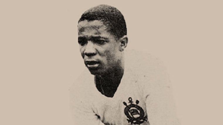 Buscando novos ares, Nei Oliveira tentou a sorte no Rio de Janeiro, onde atuou por Vasco da Gama, Flamengo e Botafogo. Foi um jogador talentoso e vitorioso, mas as comparações com o Rei foram exageradas, e Nei não conseguiu corresponder ao que era esperado dele, embora tenha sido um bom jogador.