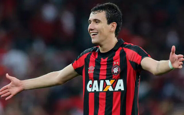 Seguindo em 2016, se firmou no Furacão após ficar três anos mudando de clube por empréstimo, assim o atacante fez boa temporada pelo clube paranaense, com 48 jogos, 12 gols e duas assistências.