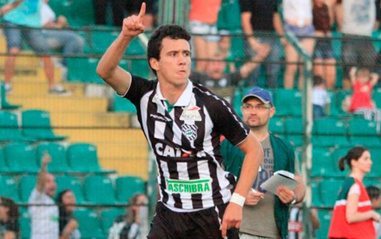 Para ganhar experiência, foi emprestado ao Figueirense em 2013 e foi bem, fazendo oito gols em 27 jogos e sendo o vice-artilheiro da equipe na Série B, ajudando o time catarinense a subir para a Série A de 2014.