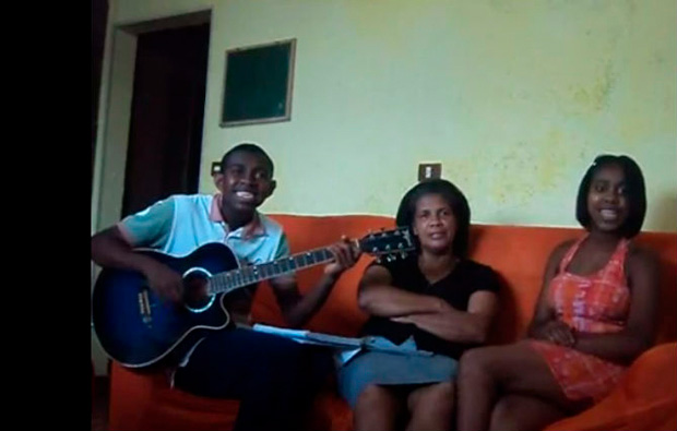 O vídeo da família cantando "Para nossa alegria" virava meme entre os internautas