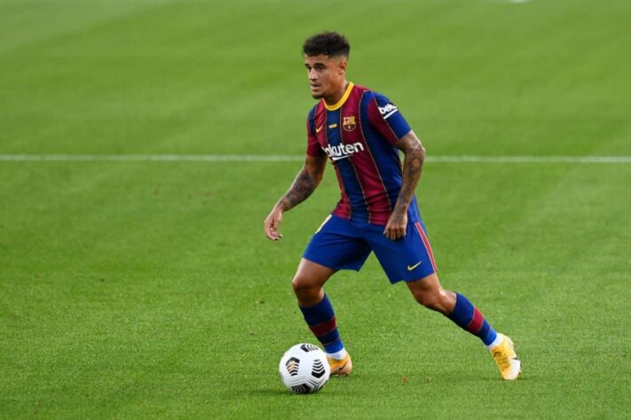 ESQUENTOU - O nome de Philippe Coutinho voltou a ser tema no Arsenal para a próxima temporada, segundo o “Daily Express”. O Barcelona tem interesse em se desfazer do jogador antes que o brasileiro complete 100 jogos com a camisa blaugrana. Com isso, a equipe catalã evitaria o pagamento de 20 milhões de euros (R$ 130 milhões) ao Liverpool por conta de uma cláusula imposta na transferência realizada em 2018.