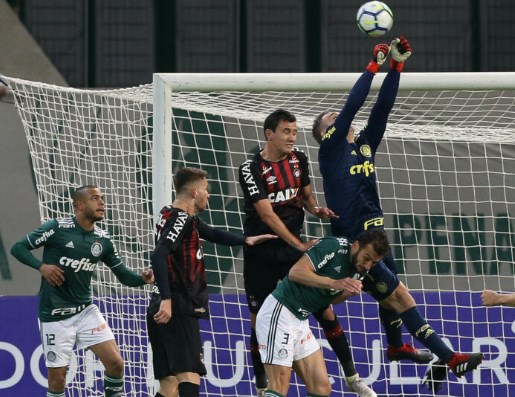 Fernando Prass perdeu espaço no gol em 2018, mas foi importante na campanha do deca. Contra o Atlhetico-PR, vitória por 2 a 0 com Prass no gol do time de Felipão.