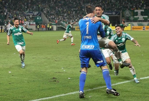 O Palmeiras tinha perdido o primeiro jogo por 1 a 0, na Vila Belmiri. Na volta, no Allianz Parque, abriu 2 a 0 com dois gols de Dudu, mas o Peixe fez um no fim e empatou o agregado, levando o jogo para os pênaltis. Santos desperdiçou as duas primeiras cobranças, o Verdão apenas uma e Fernando Prass fechou a conta para fazer 4 a 3 e garantir o título.