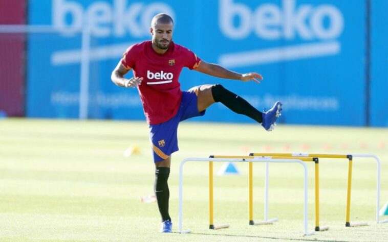 FECHADO - O Barcelona cedeu de graça o meia Rafinha ao PSG, já que o jogador não tinha espaço no elenco e ocupava o lugar de um estrangeiro no plantel.